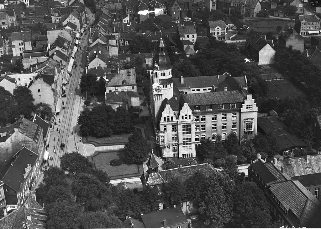 Gladbeck einst und jetzt - Rathaus 1920 Seitenansicht
