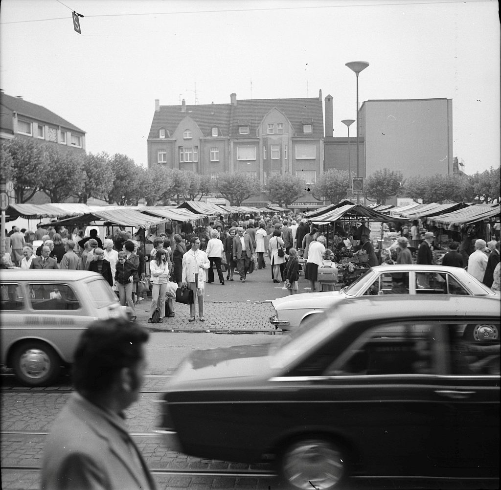 Gladbeck einst und jetzt - Marktplatz mit Marktständen